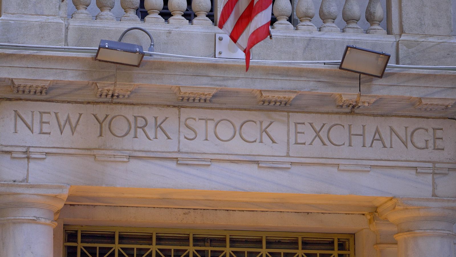 Stocks Settle Mixed as AI Angst Offsets Easing Geopolitical Tensions