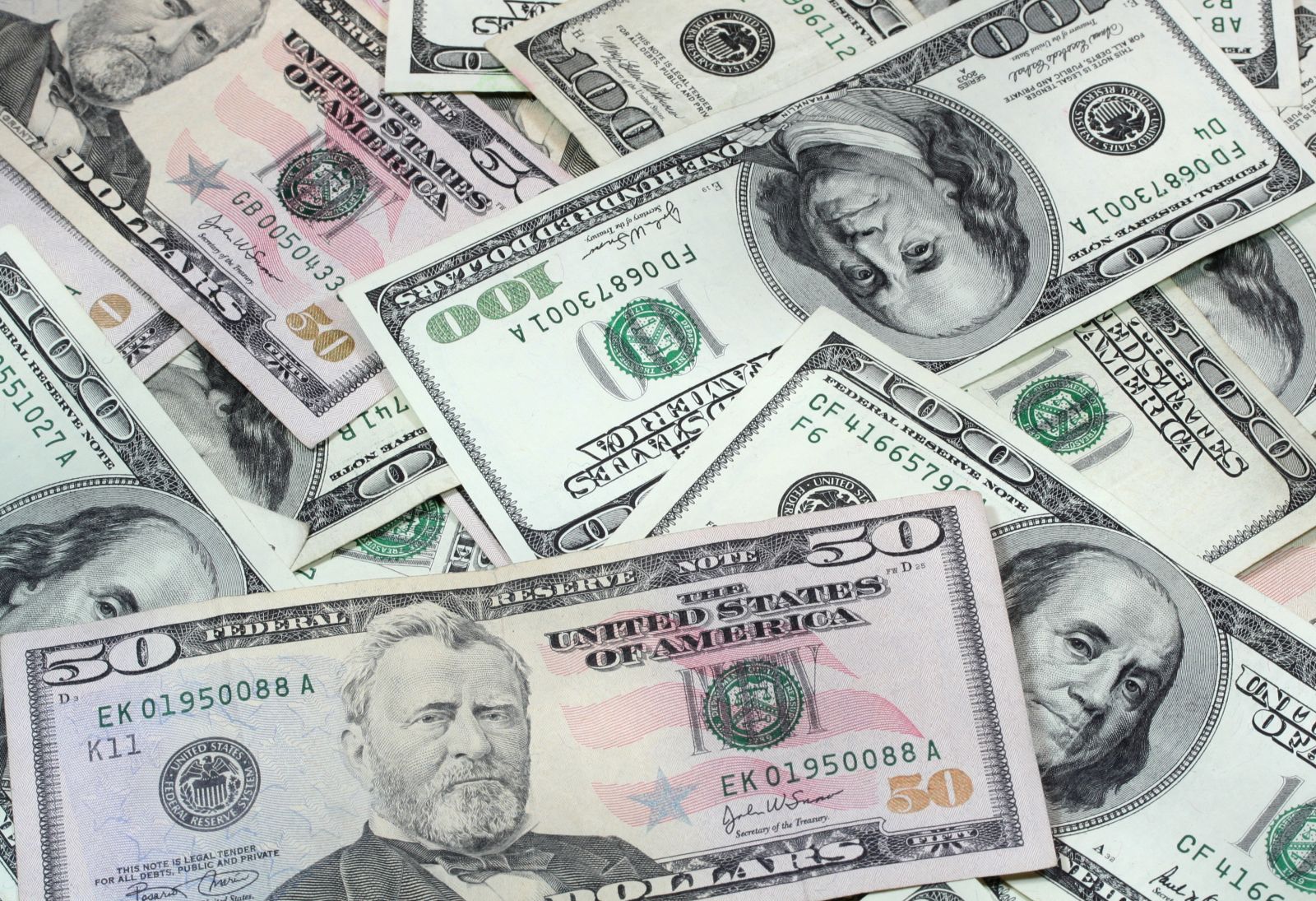 Dollar Edges Higher as Stocks Fall and Crude Oil Rallies